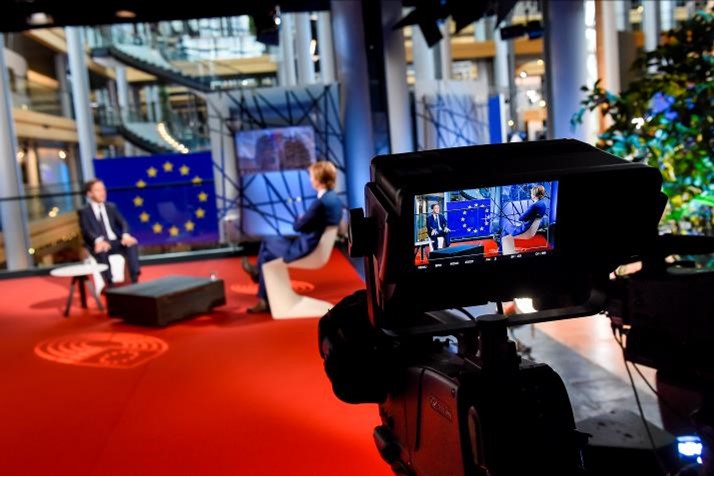 Journalister använder Europaparlamentets presstjänster i Strasbourg